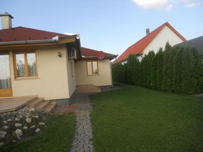 Egyszintes, kandalls, klms, szigetelt, garzsos, kerti tavas